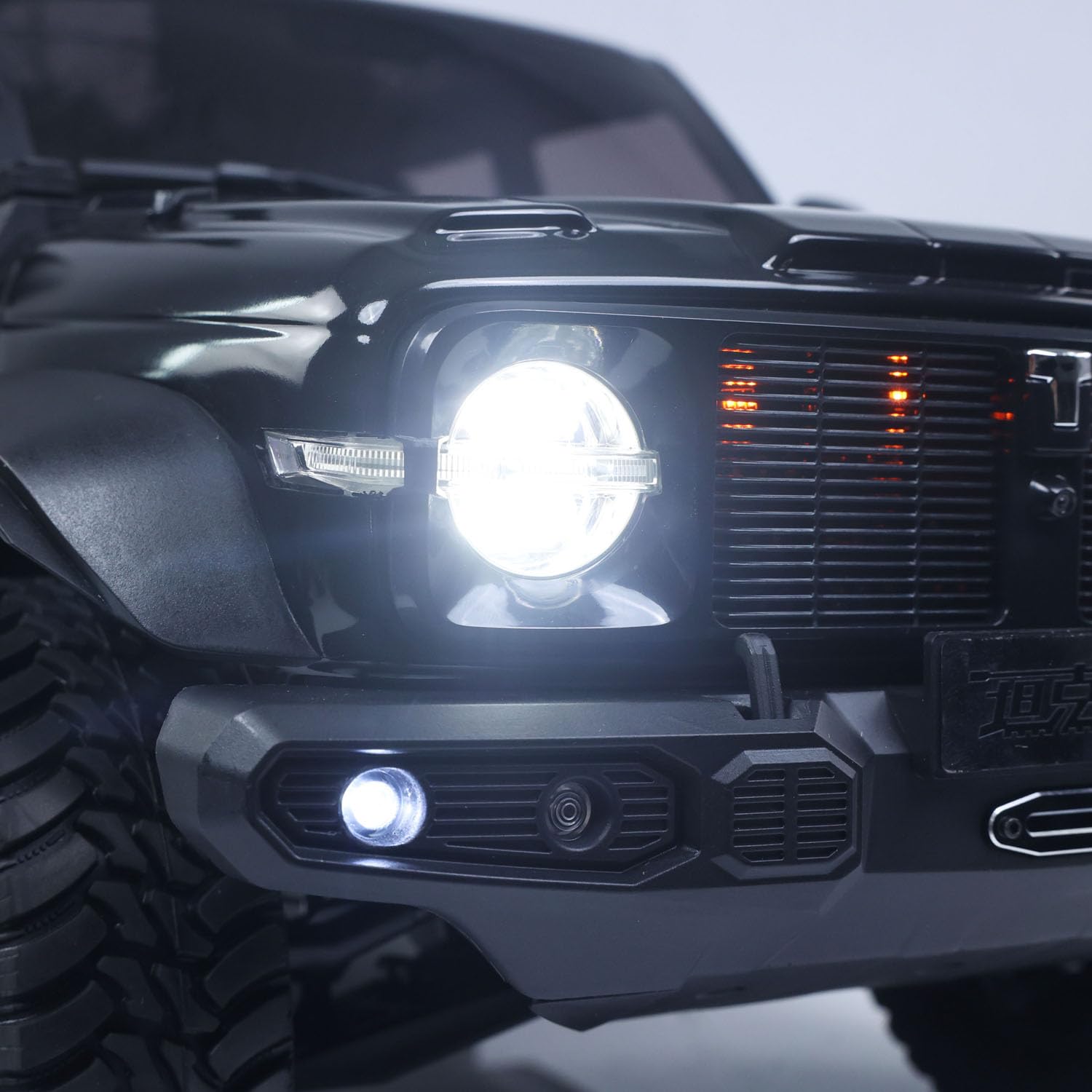 Traction Hobby KM GWM Tank 300 1:8 Scale RC Crawler Truck W/ Locking Diffs 4WD High Torque Servo Dumbo 10-Channel Remote Control